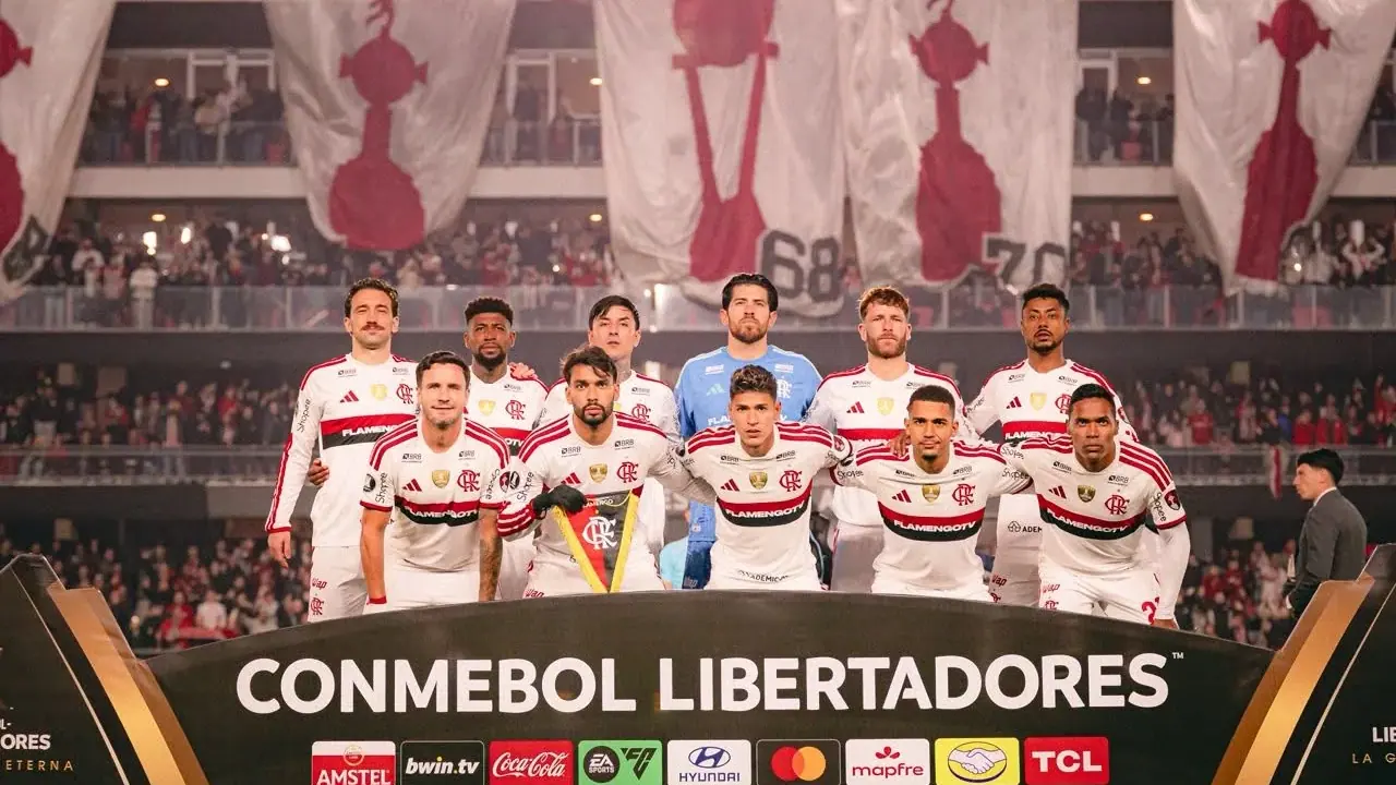 Registro publicado pelo Flamengo após o jogo de ida com o Estudiantes, em 15/10/2026, na Argentina. Fotografia anterior à partida de volta.