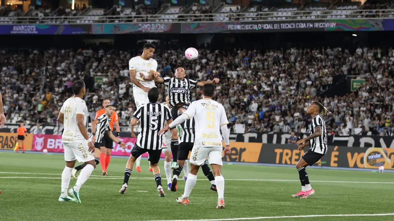 Registro do confronto entre Botafogo e Chapecoense, em 17/10/2026. Fotografia anterior ao encontro com o Fluminense.