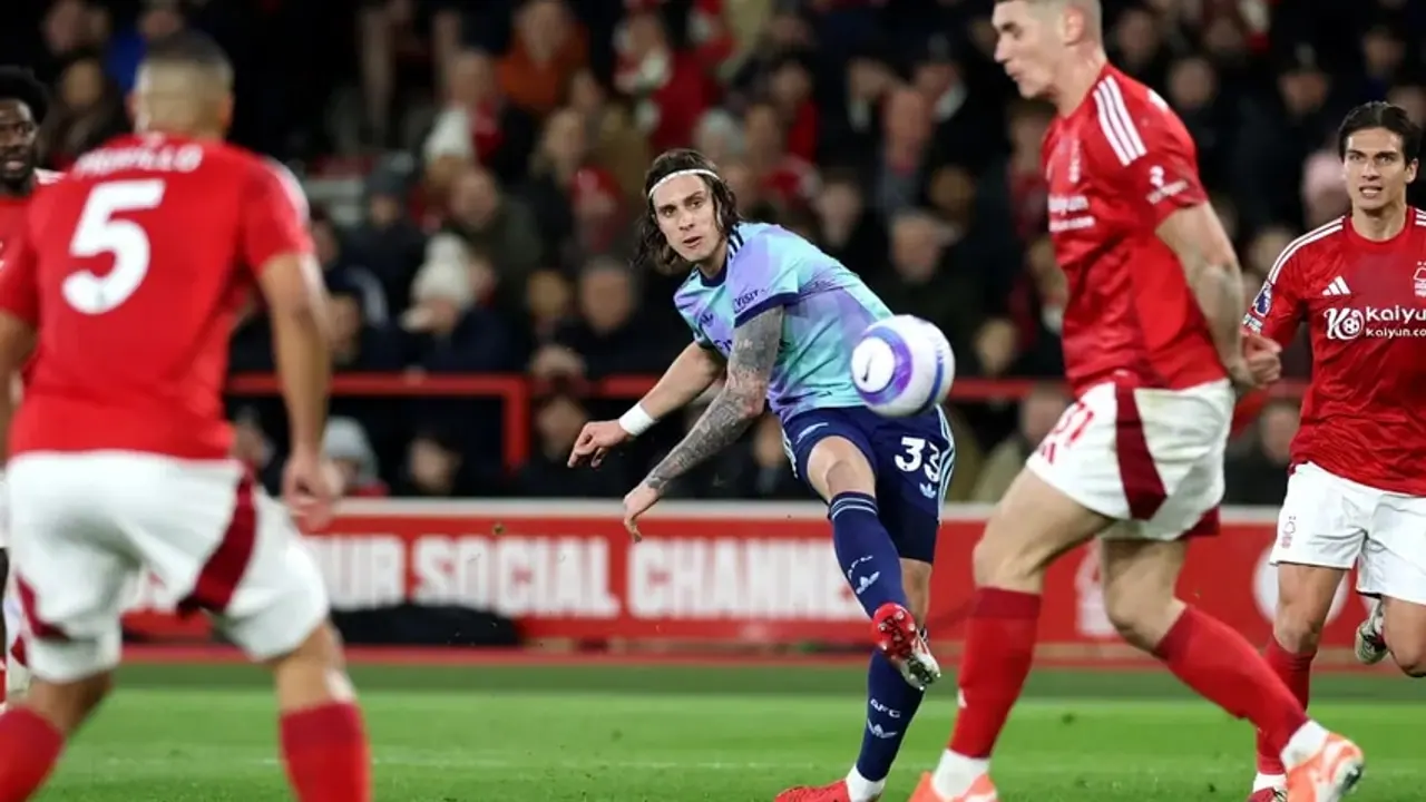 Riccardo Calafiori finaliza diante de jogadores do Nottingham Forest em confronto de arquivo.