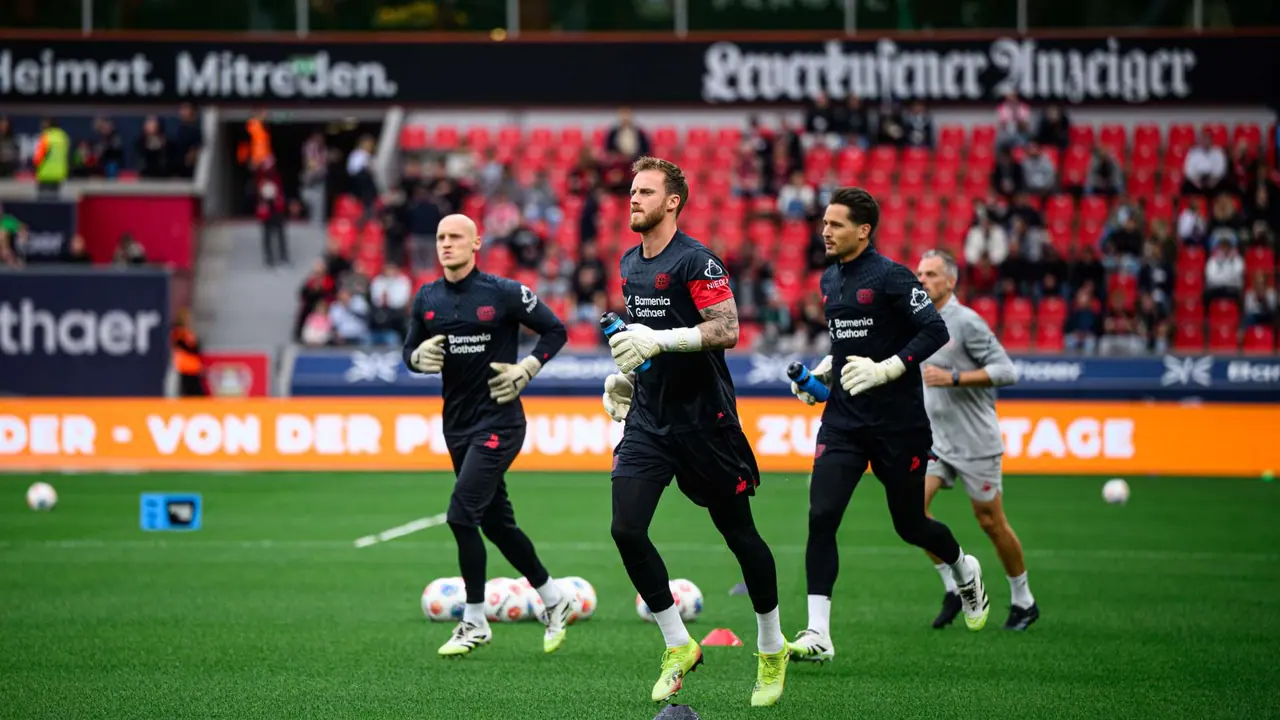 Jogadores do Bayer Leverkusen aquecem no gramado.