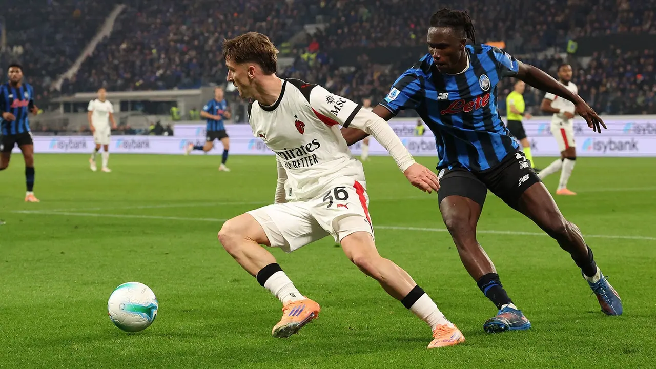 Jogadores de Milan e Atalanta disputam a bola em uma fotografia de arquivo do confronto.