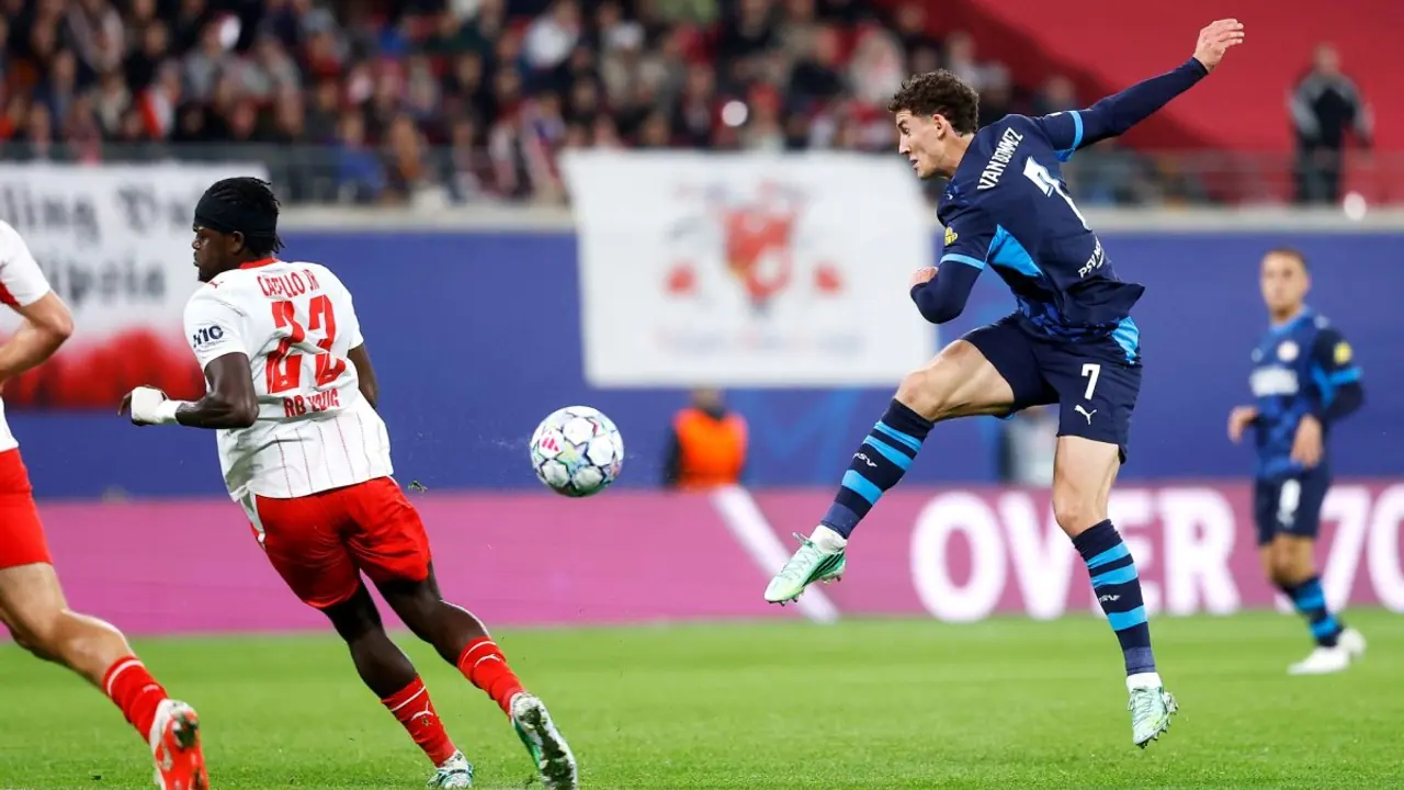 Jogador do PSV em ação no confronto de Champions League contra o RB Leipzig.