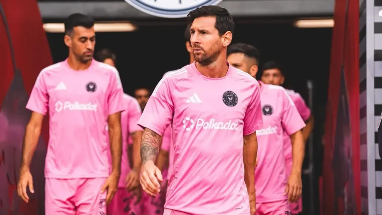 Messi e companheiros do Inter Miami saem do túnel em registro de arquivo de visita ao New York RB.