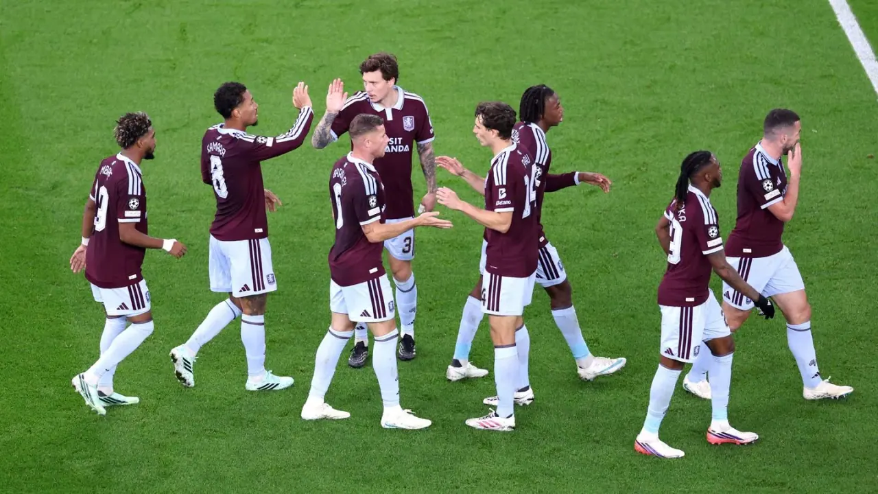 Jogadores do Aston Villa reunidos no gramado, em foto oficial de arquivo.