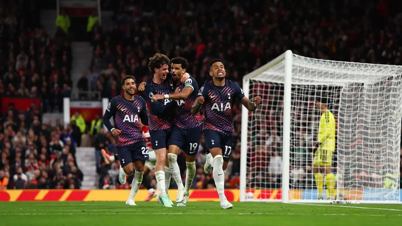 Dominic Solanke comemora pelo Tottenham no empate com o Manchester United em 10/10/2026.