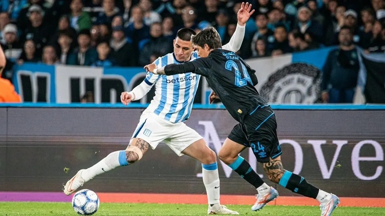 Racing em campo no confronto anterior com o Belgrano