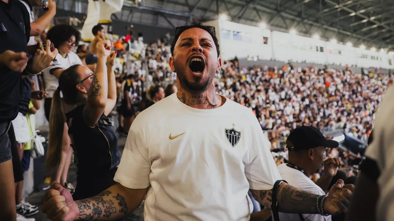 Torcedores do Atlético acompanham a partida nas arquibancadas da Arena MRV.