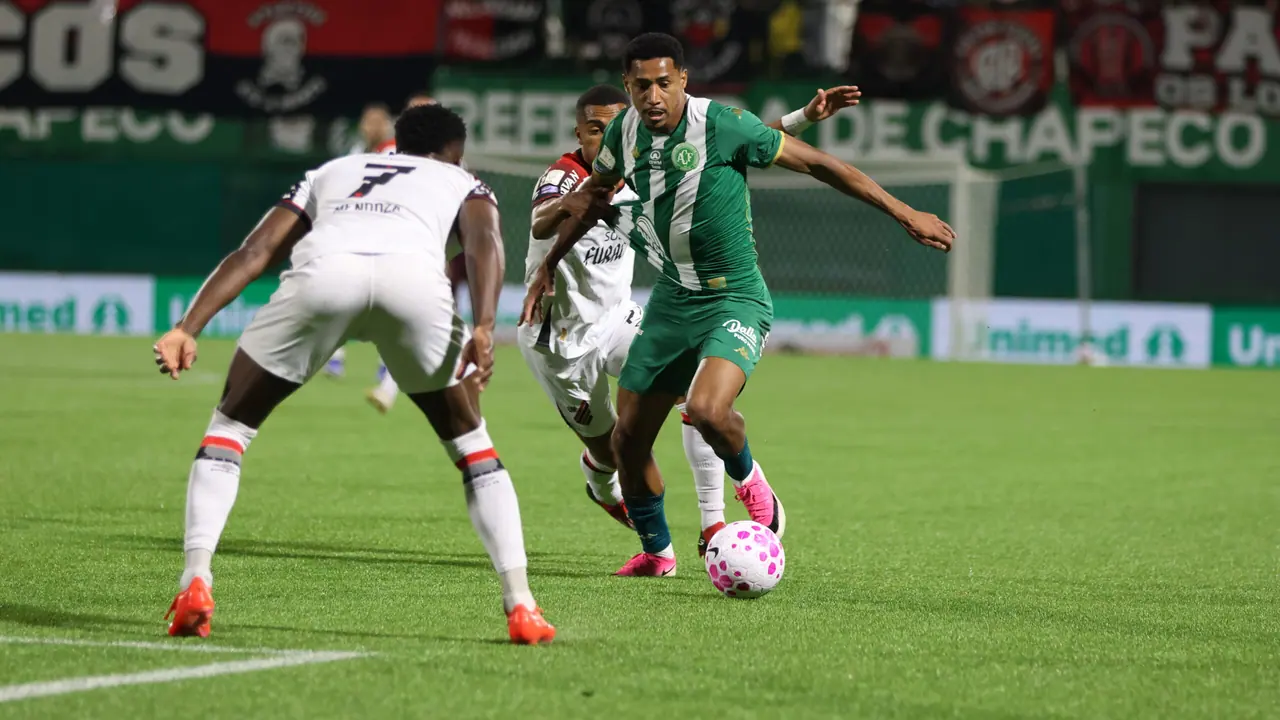 Chapecoense em campo contra o Athletico na Arena Condá