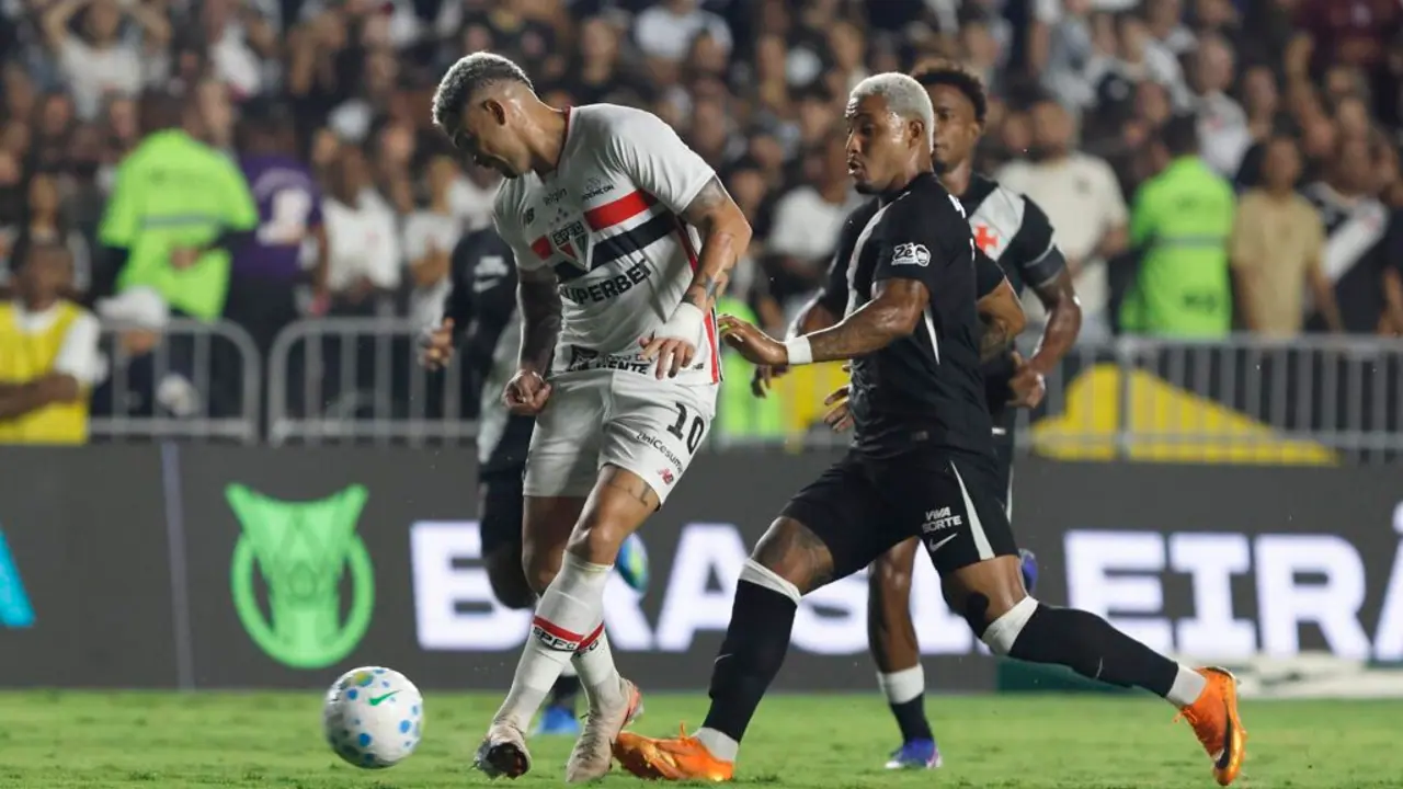Jogadores de São Paulo e Vasco disputam a bola no encontro de abril de 2026.