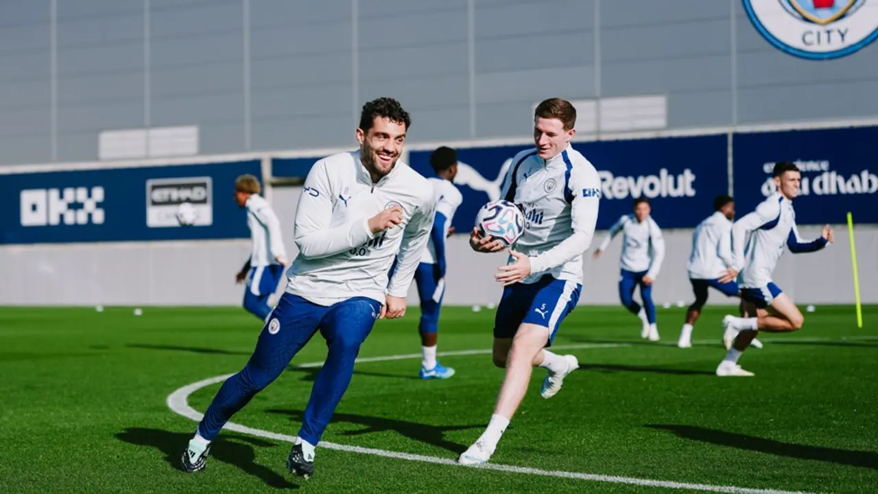 Elliot Anderson e Mateo Kovačić em treino do Manchester City.