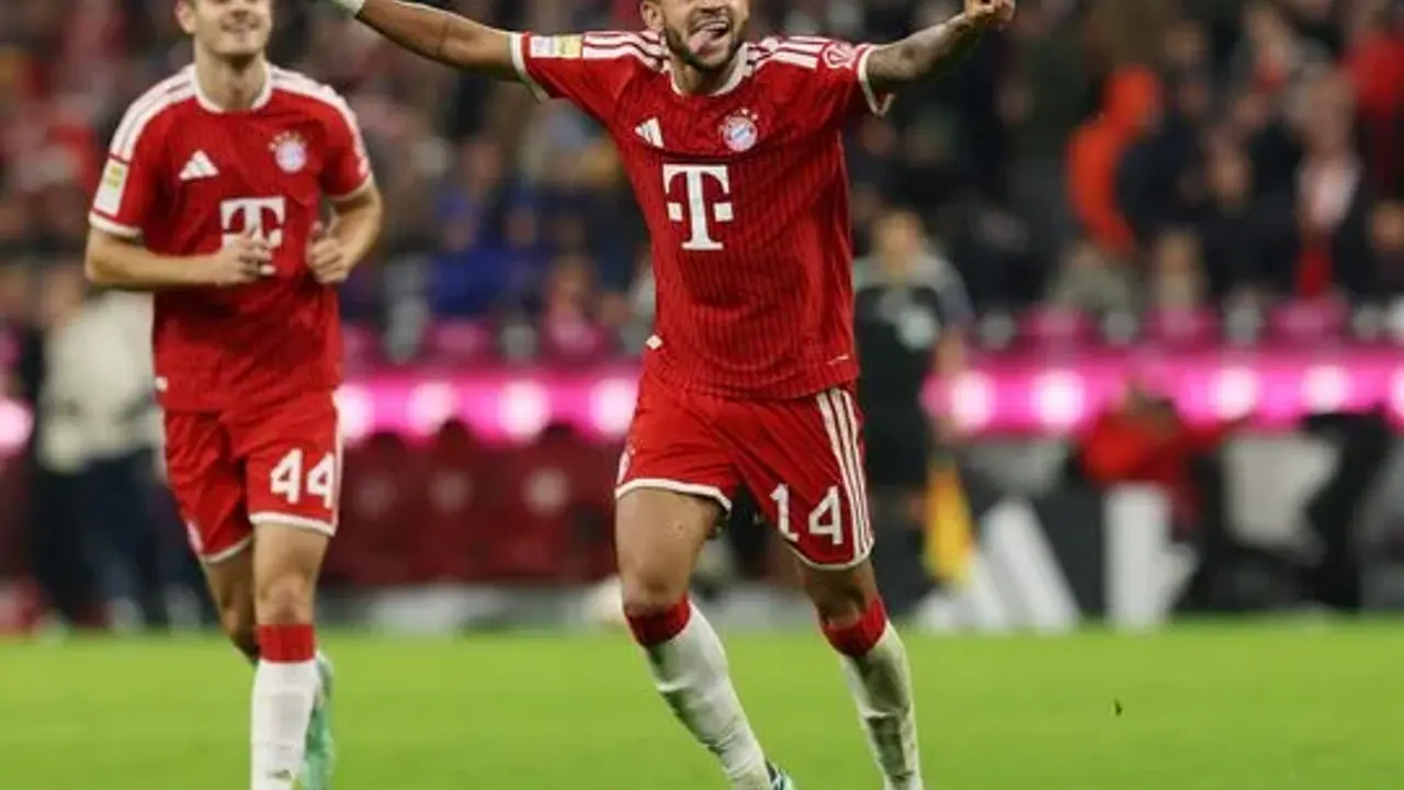 Luis Díaz comemora um gol do Bayern contra o RB Leipzig em outubro de 2026.