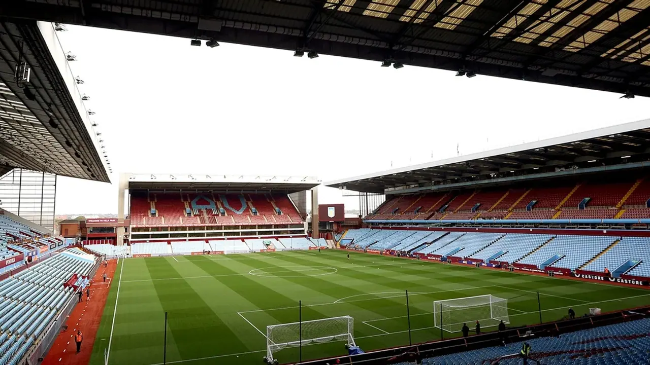 Vista do Villa Park, estádio do Aston Villa em Birmingham.