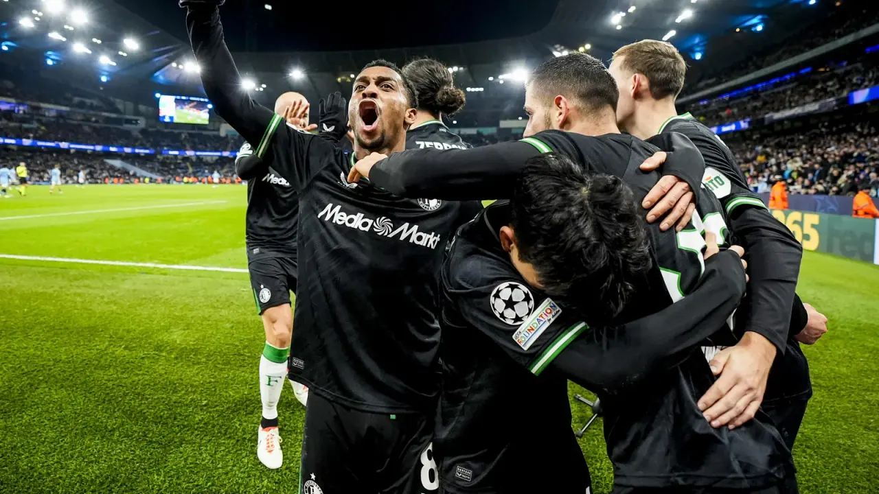 Jogadores do Feyenoord comemoram em confronto anterior com o Manchester City.