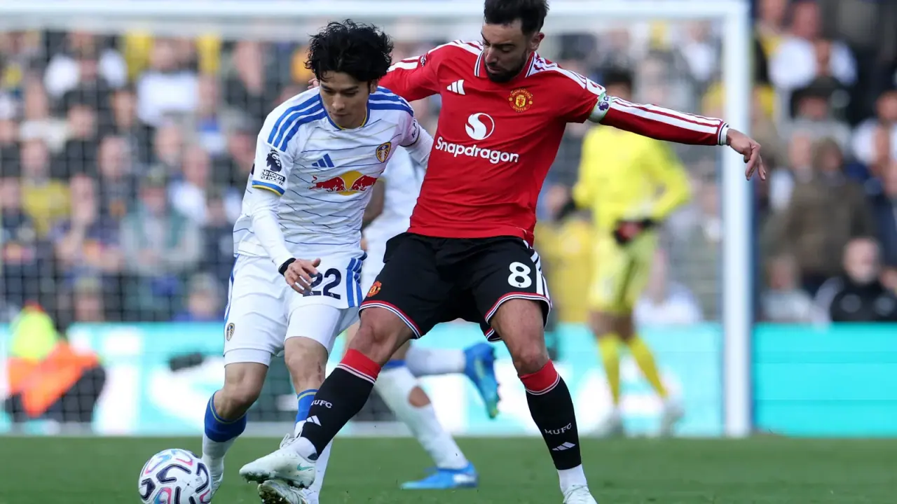 Bruno Fernandes e Ao Tanaka disputam a bola em Leeds x Manchester United.
