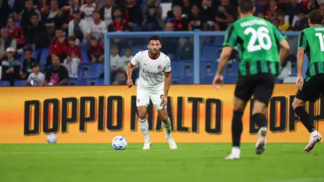 Jogadores do Milan em confronto anterior com o Sassuolo.