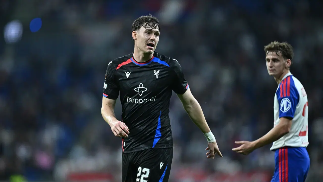 Jogadores de Lyon e Crystal Palace em confronto anterior da Europa League.