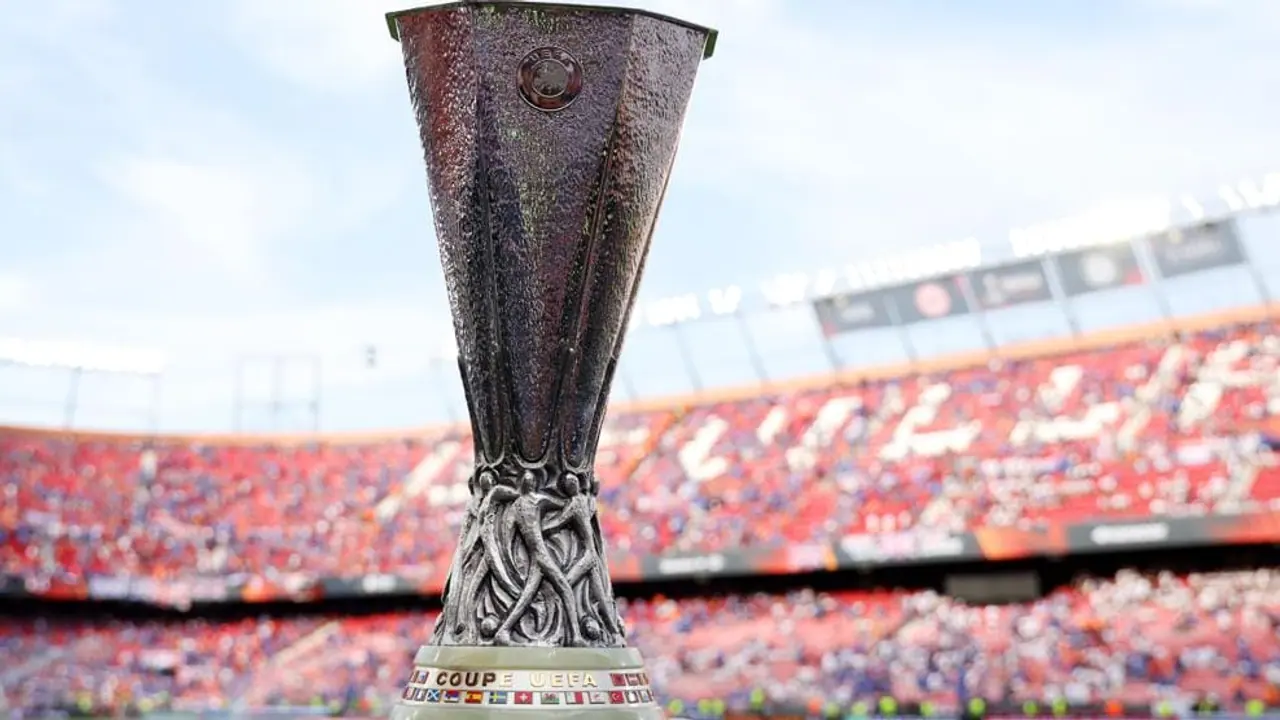 Troféu da UEFA Europa League, competição presente na agenda de 15 de outubro de 2026.