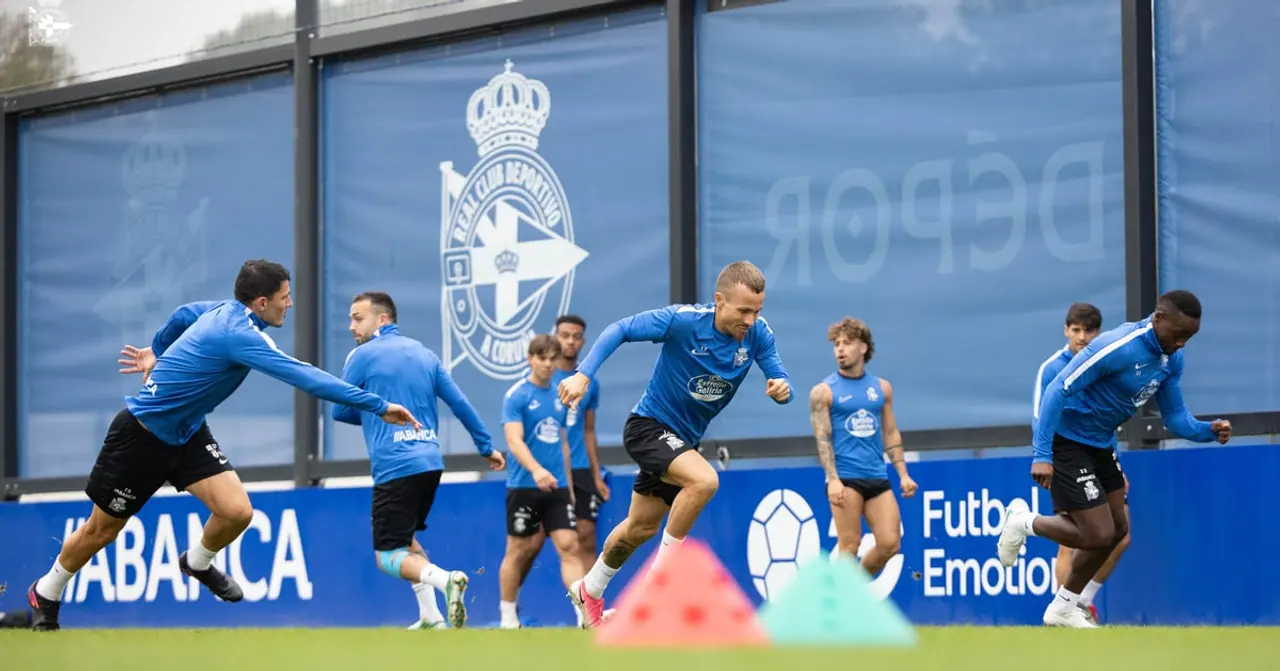 Jogadores do Deportivo no treino antes da partida contra o Levante.