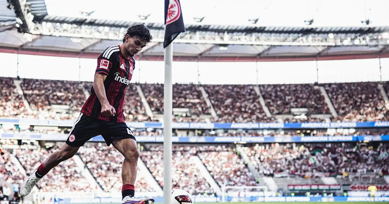 Jogador do Eintracht Frankfurt em uma partida da temporada 2026/27.