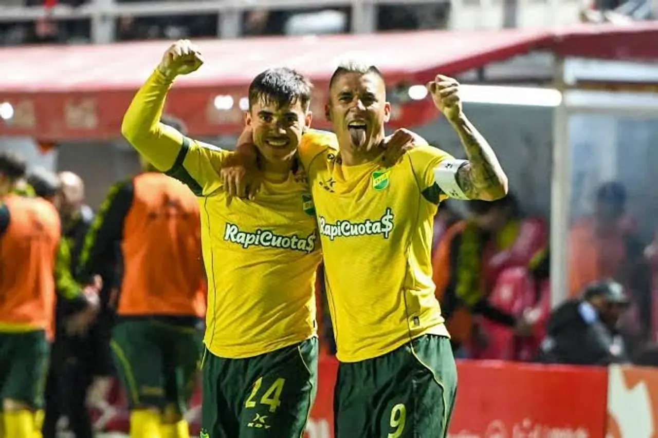 Jogadores do Defensa y Justicia comemoram em fotografia publicada pelo clube.