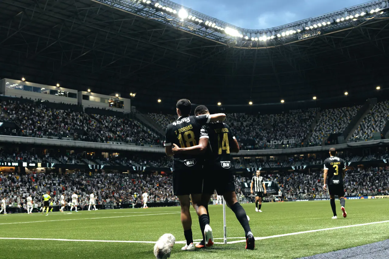 Jogadores do Atlético-MG comemoram juntos na Arena MRV.