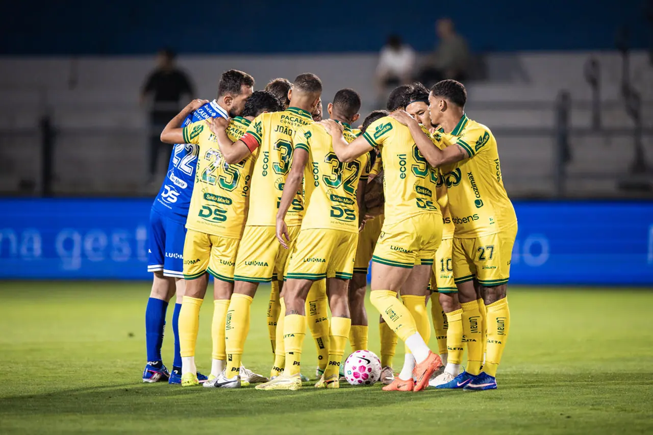 Jogadores do Mirassol reunidos em campo durante partida contra o Bragantino