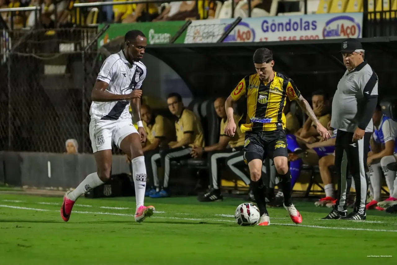 Atleta da Ponte Preta acompanha adversário do Novorizontino em disputa pela bola