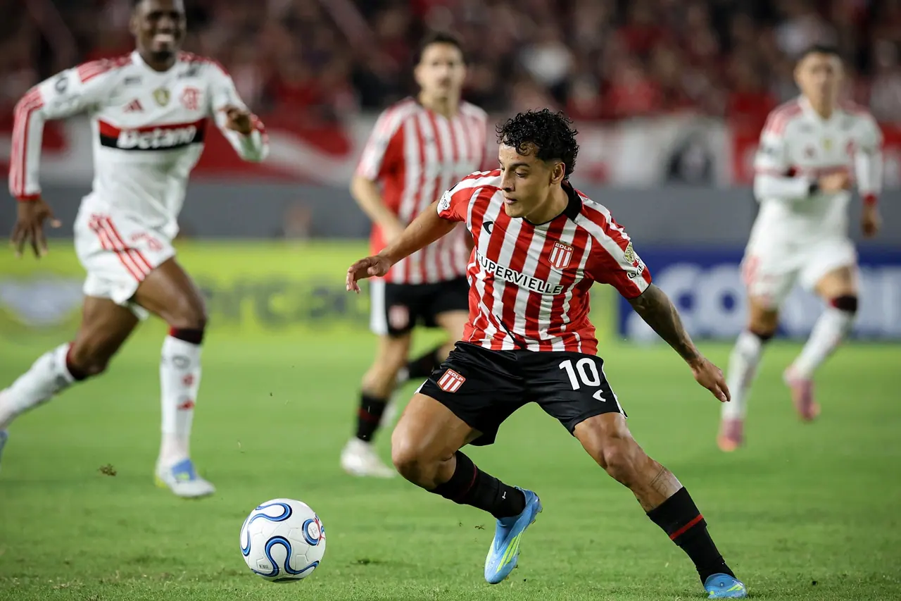 Registro de um encontro anterior entre Estudiantes e Flamengo, usado pelo clube argentino na prévia da semifinal; não é uma imagem do jogo de 15 de outubro.