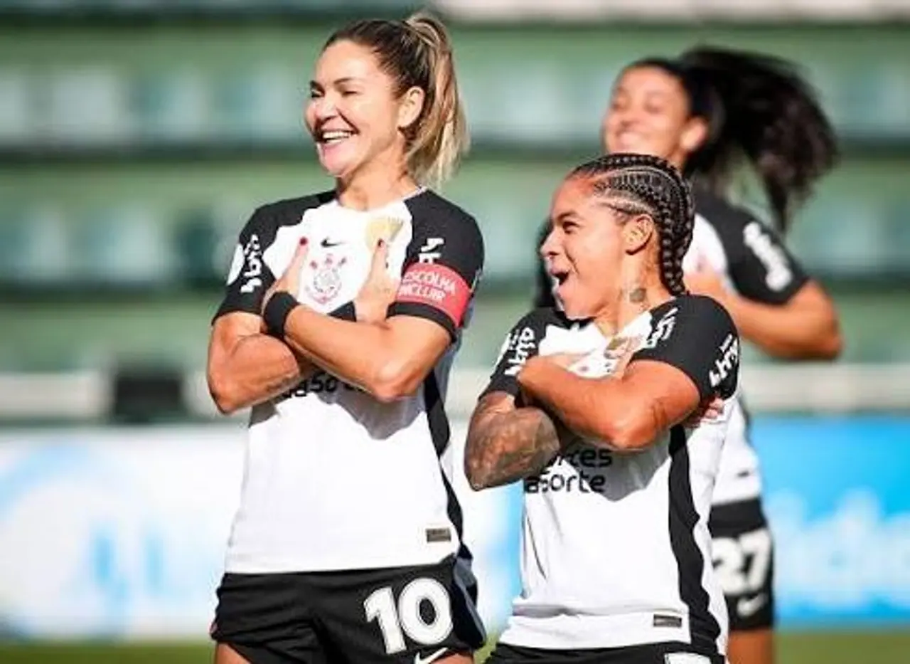 Jogadoras do Corinthians em registro de divulgação usado na prévia da estreia da Libertadores Feminina.