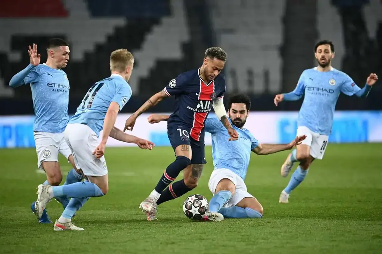 Jogador do Paris Saint-Germain enfrenta a marcação do Manchester City.