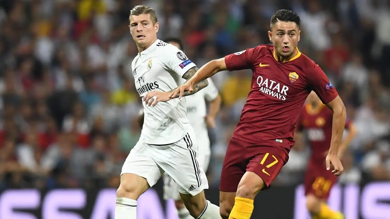 Jogadores da Roma e do Real Madrid em disputa de bola.