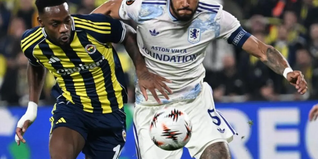 Jogadores do Fenerbahçe e do Aston Villa disputam a bola.