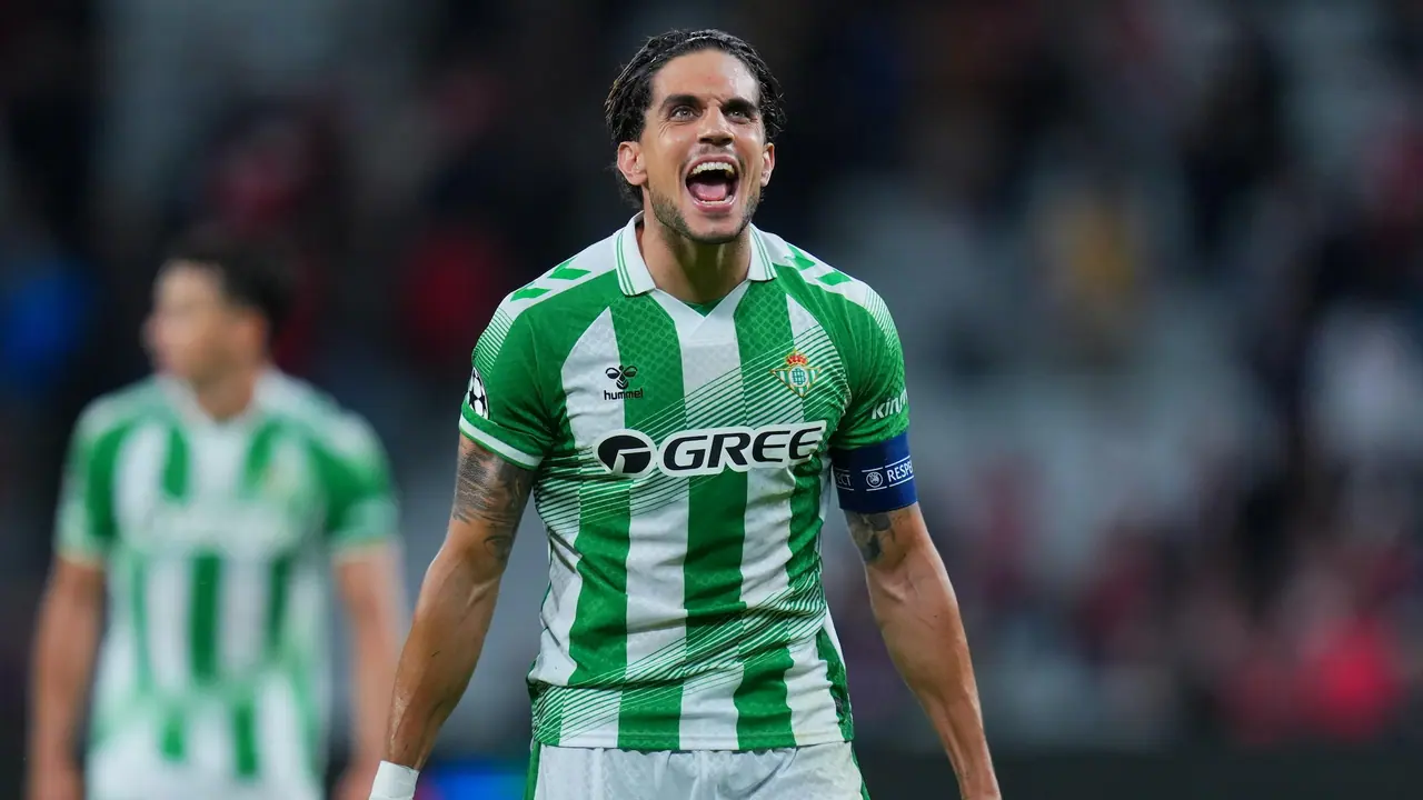 Jogador do Real Betis em campo com a camisa verde e branca do clube.