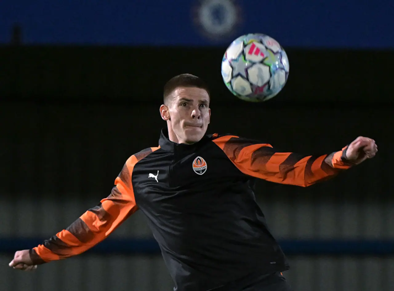 Jogador do Shakhtar Donetsk acompanha a bola durante treinamento.