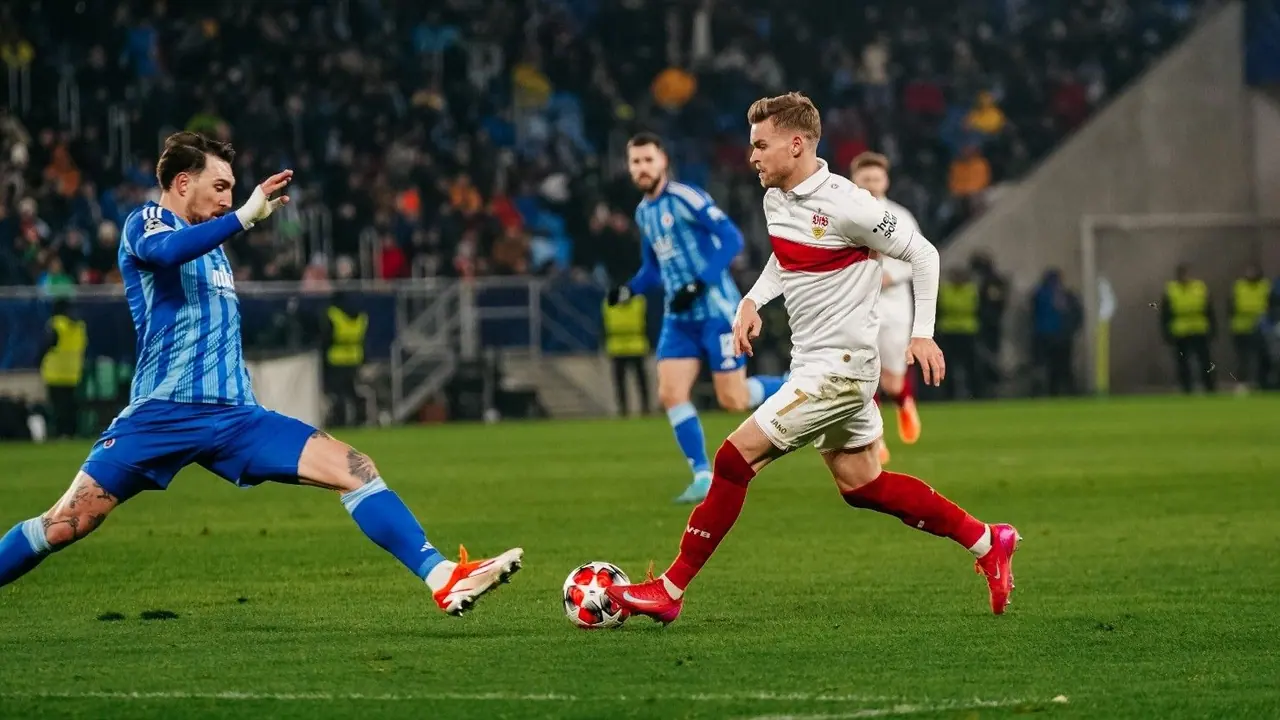 Jogador do Stuttgart avança com a bola diante da marcação do Slovan Bratislava.