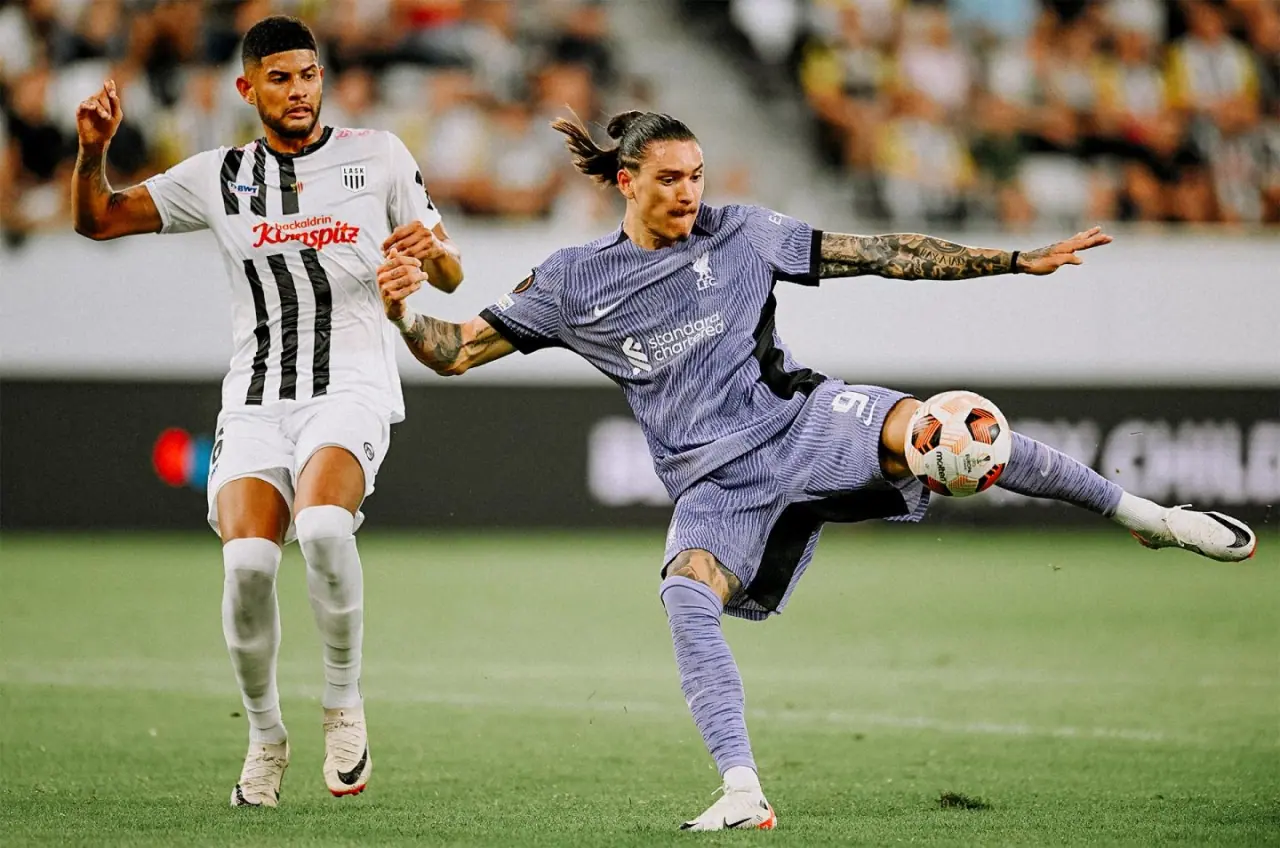 Jogador do Liverpool controla a bola sob marcação de um jogador do LASK.
