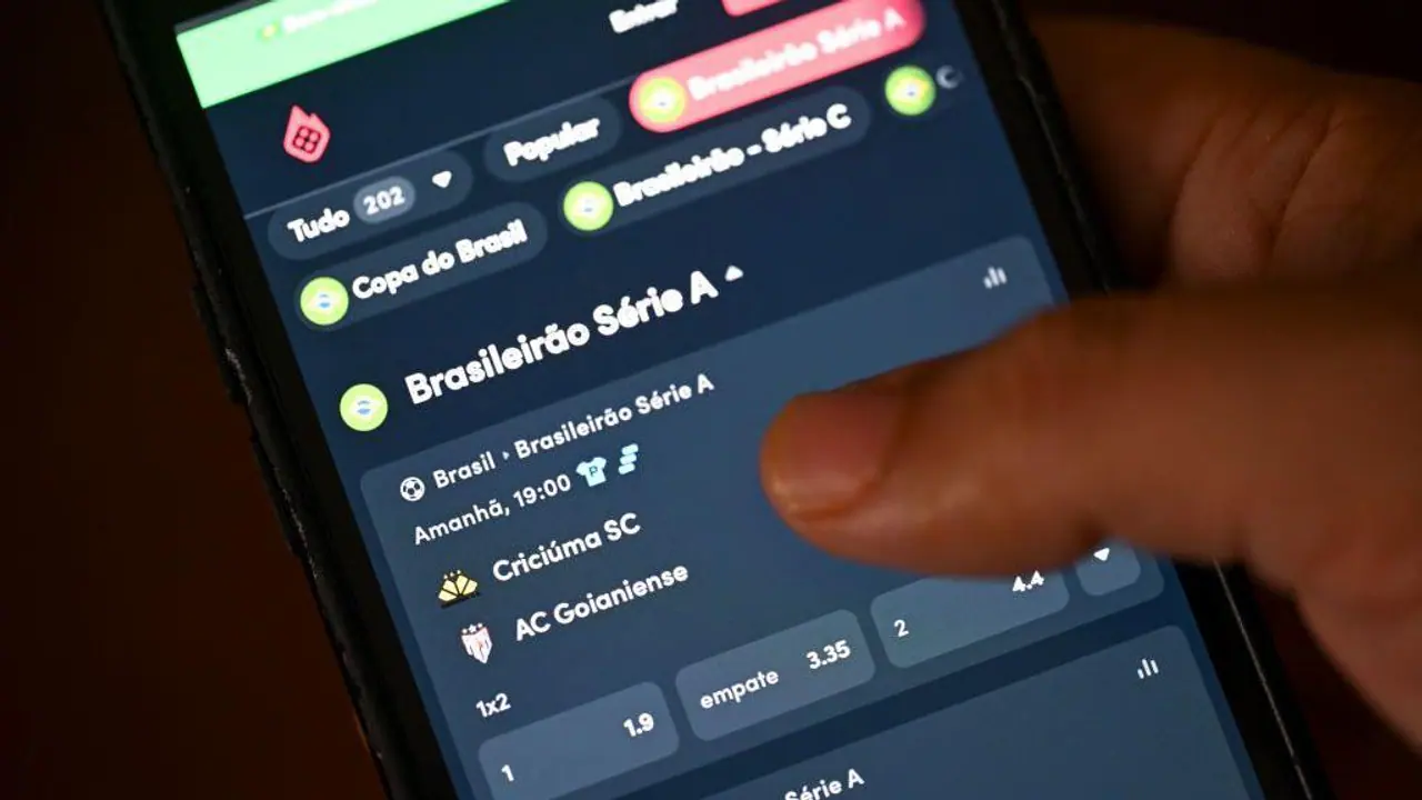 Detalhe de celular com mercados de futebol do Brasileirão Série A