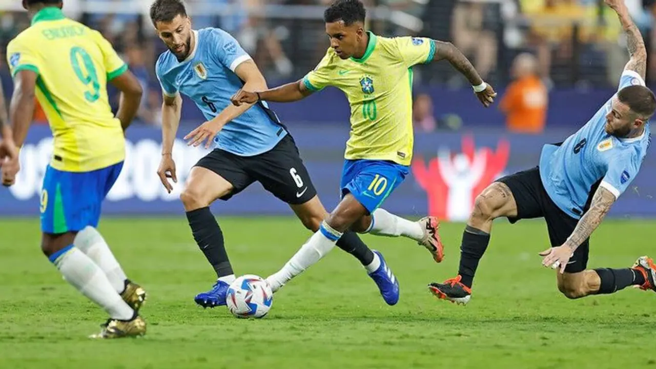 Atacante brasileiro disputa a bola com jogadores do Uruguai