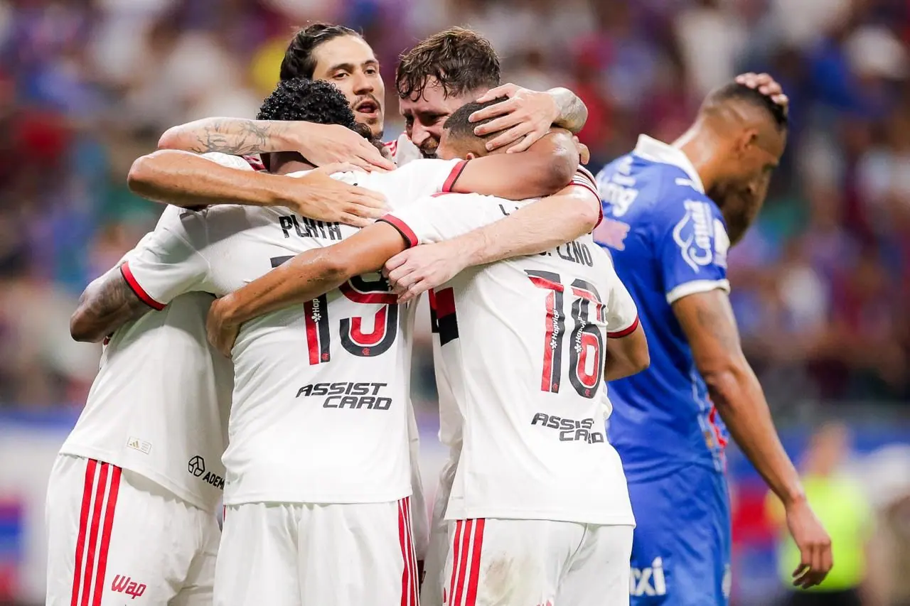 Jogadores do Flamengo em imagem do jogo contra o Bahia.