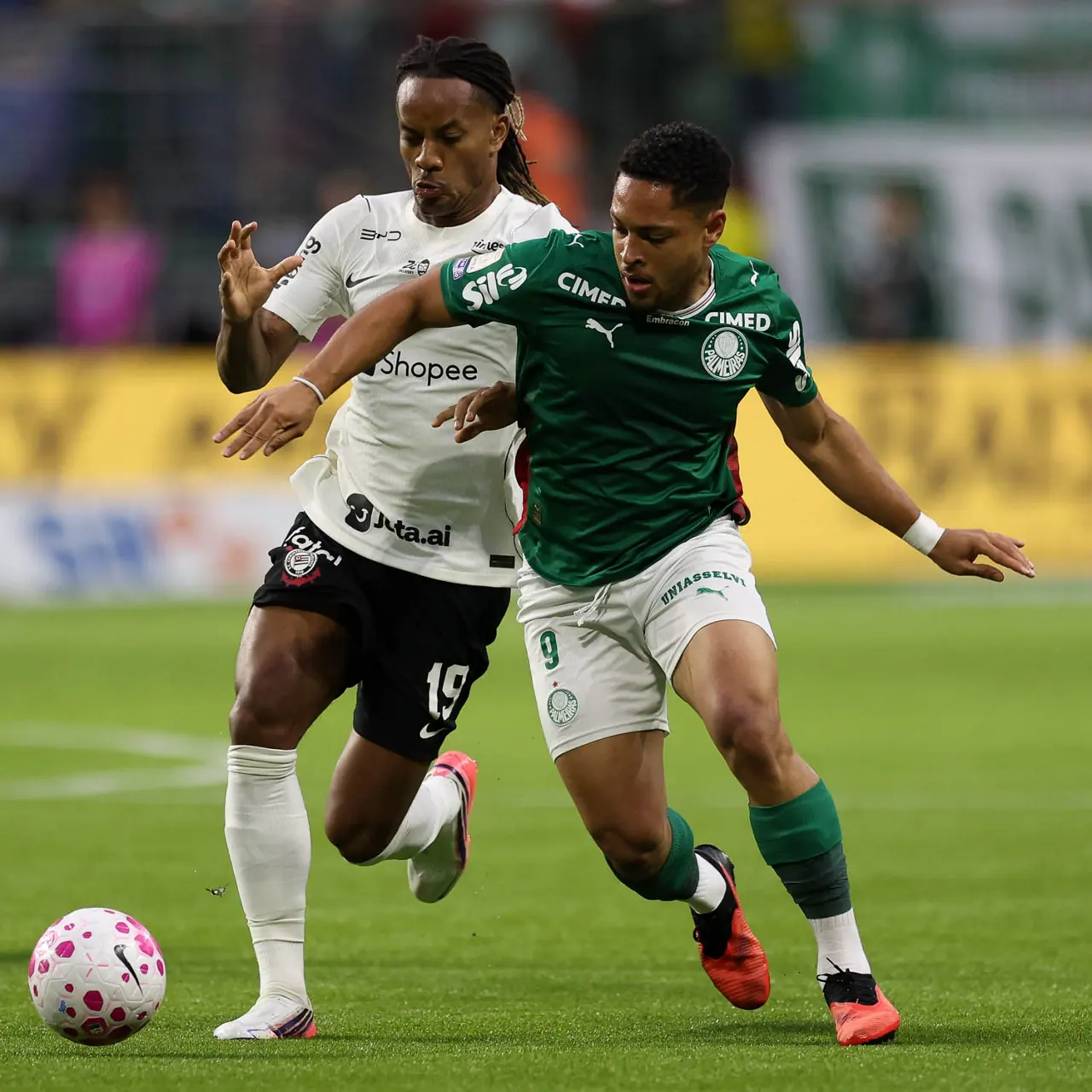 Jogador do Corinthians disputa a bola com adversário do Palmeiras no dérbi de 11/10/2026.