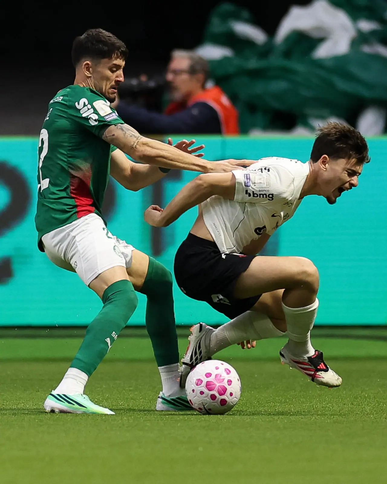 Jogador do Corinthians protege a bola em disputa com adversário do Palmeiras em 11/10/2026.