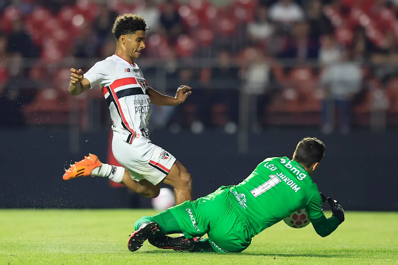 Léo Jardim, goleiro do Vasco, segura a bola diante de jogador do São Paulo em 17/10/2026.