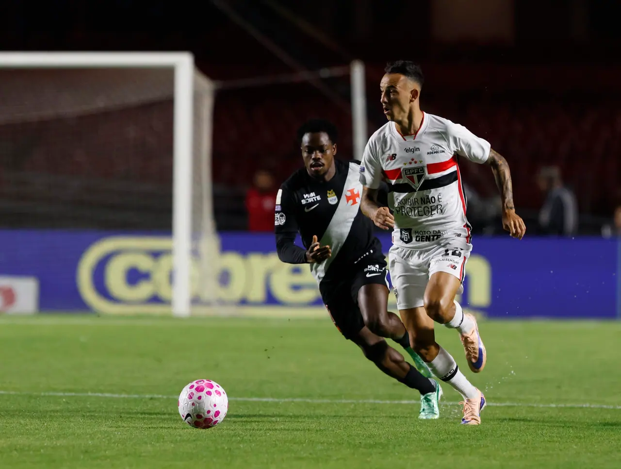 Jogador do Vasco acompanha adversário do São Paulo na disputa de 17/10/2026.