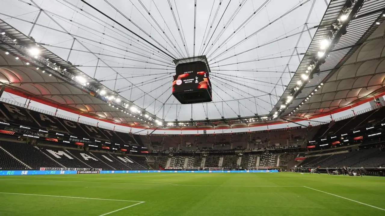 Gramado e arquibancadas cobertas do Stadion Frankfurt.